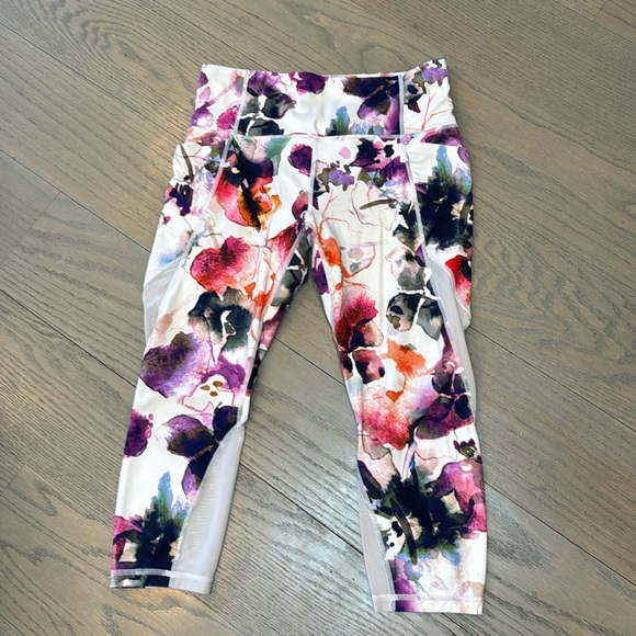 Athleta Pants - Athleta Floral Crooped Leggings with side pockets and mesh panels